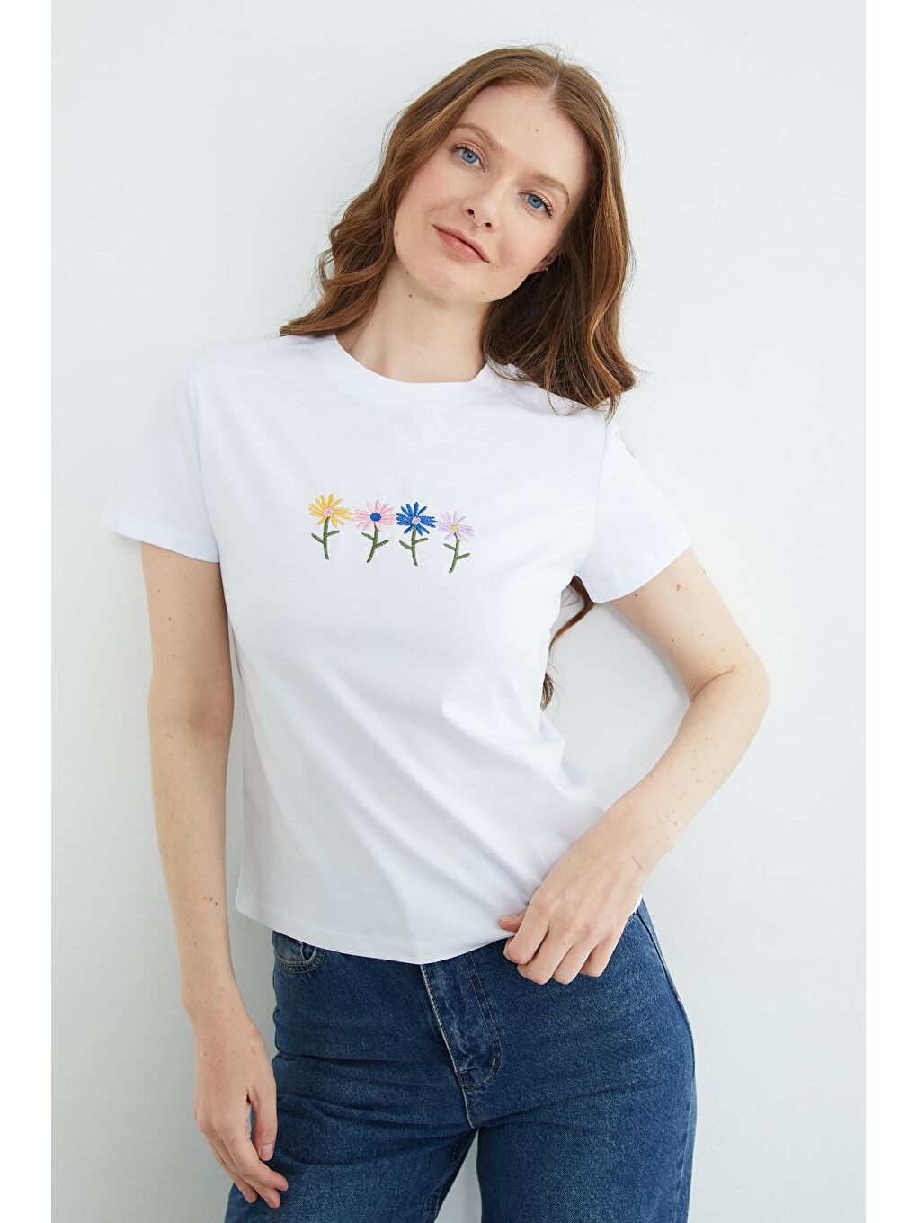 Beyaz Çiçek Nakışlı Bisiklet Yaka Tişört-3