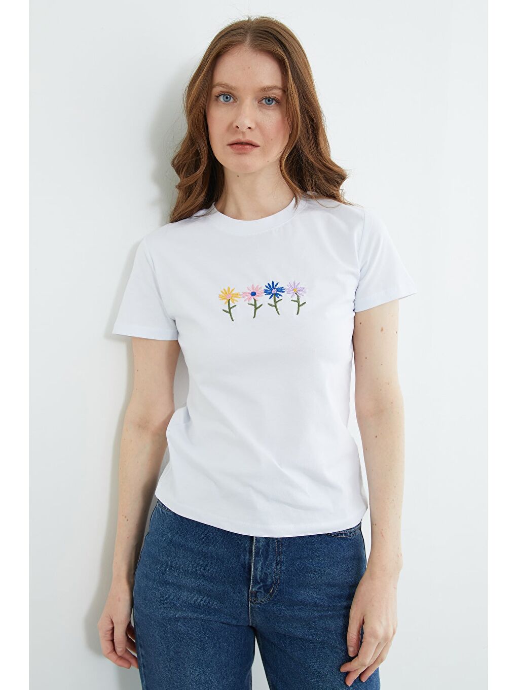 Beyaz Çiçek Nakışlı Bisiklet Yaka Tişört-4