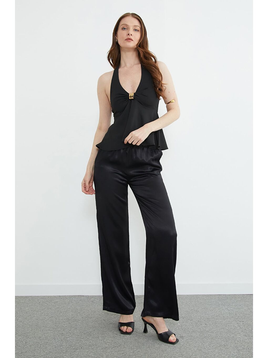 Siyah Toka Aksesuarlı Boyundan Geçirmeli Kaplı Bluz-1