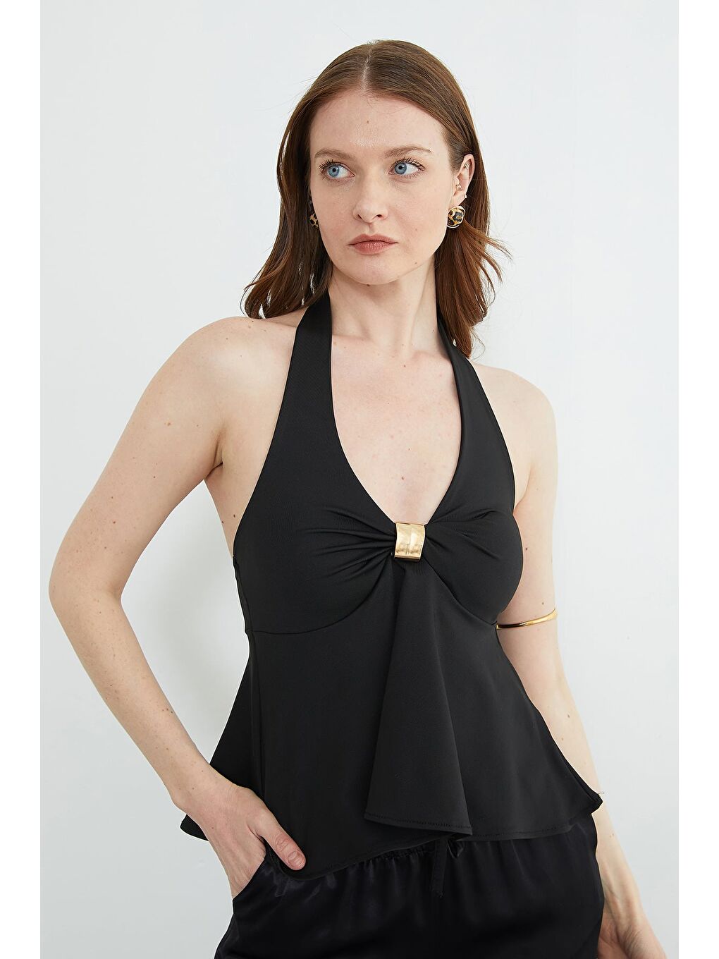 Siyah Toka Aksesuarlı Boyundan Geçirmeli Kaplı Bluz-2