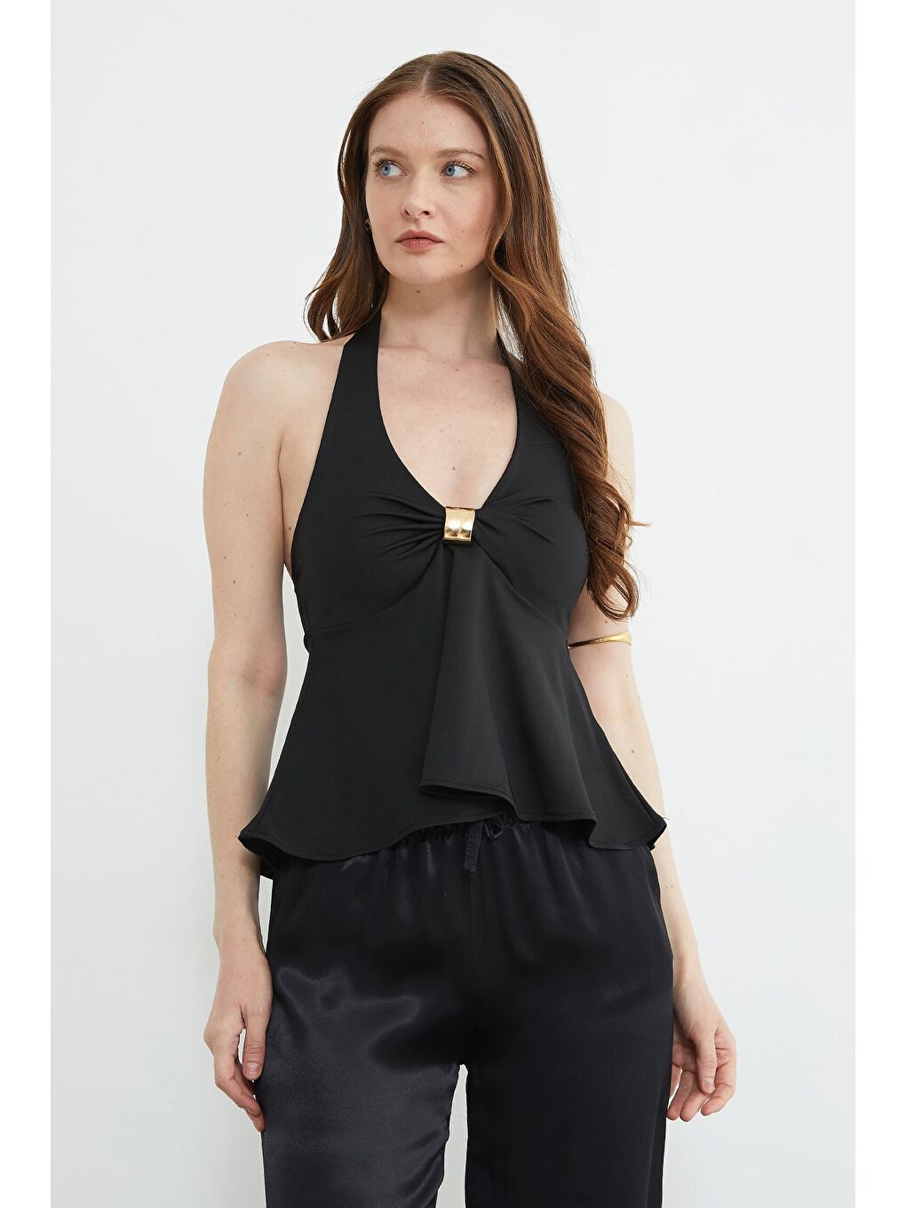 Siyah Toka Aksesuarlı Boyundan Geçirmeli Kaplı Bluz-3