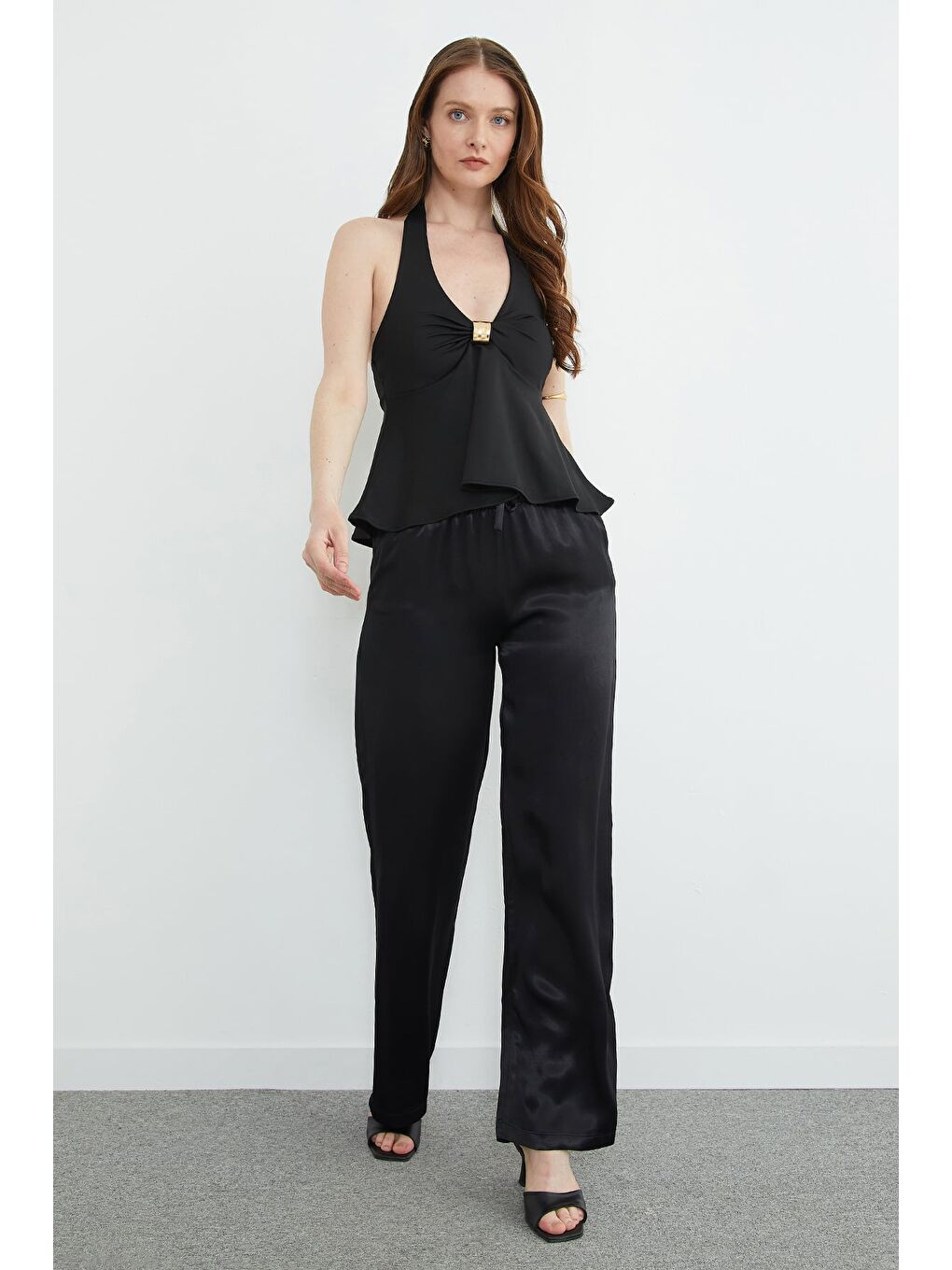 Siyah Toka Aksesuarlı Boyundan Geçirmeli Kaplı Bluz-4