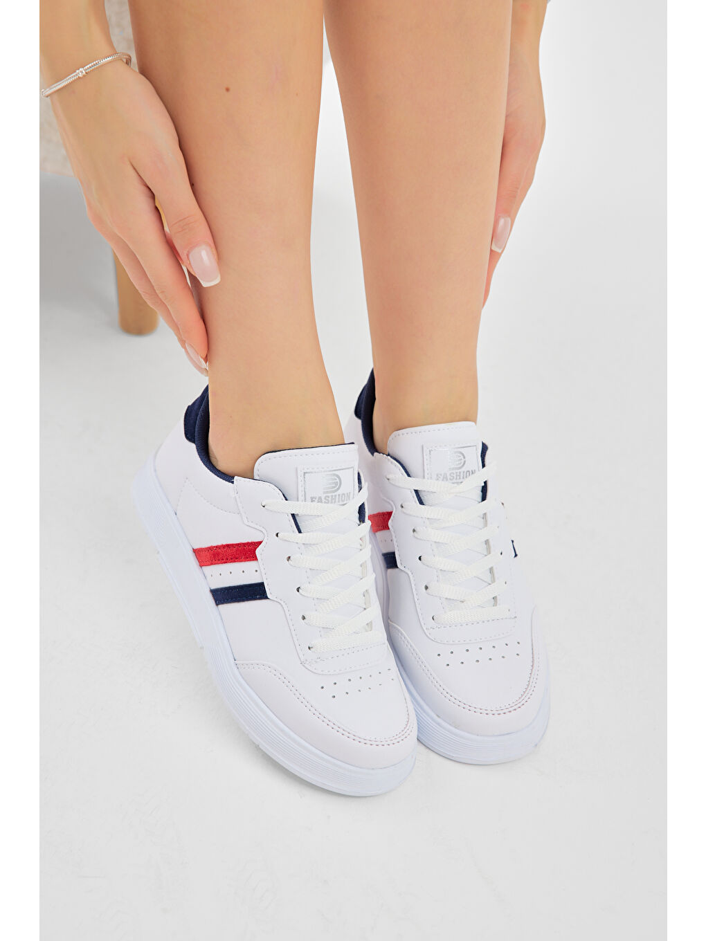 Unisex Beyaz Kırmızı Kalın Faylon Hafif Taban Şeritli Bağcıklı Spor Ayakkabı-1