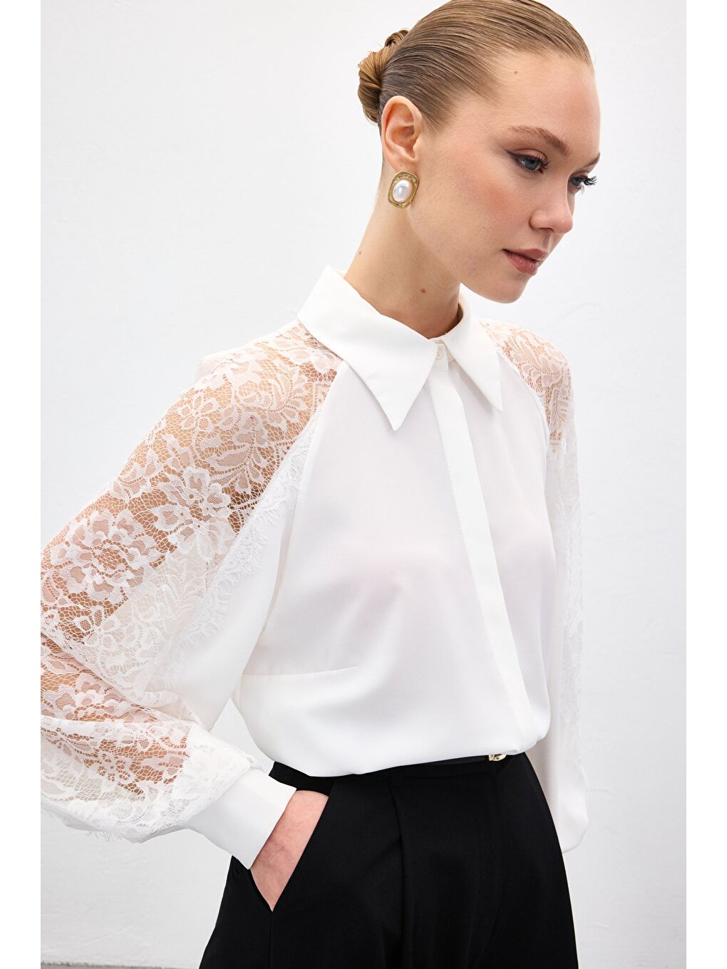 Kolları Dantel Detaylı Gömlek - Ekru
