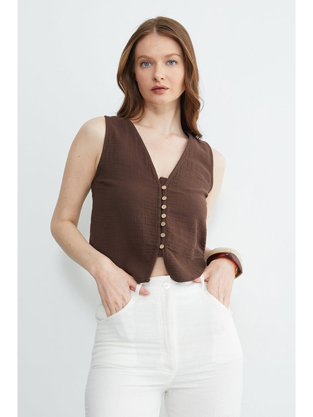Kahverengi Düğmeli V Yaka Müslin Kumaş Yelek