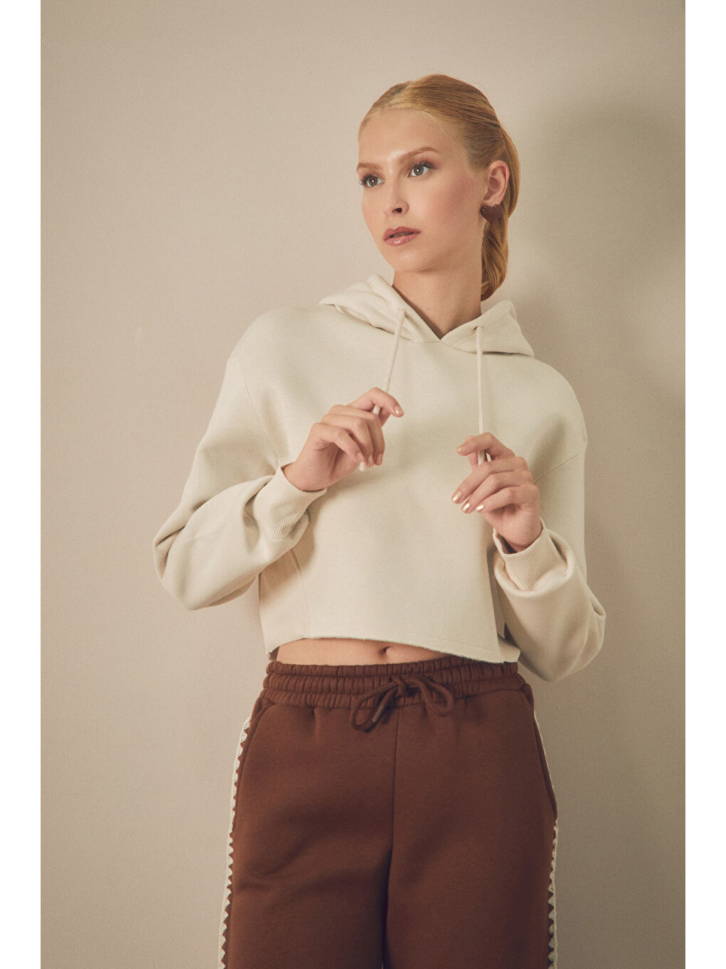 Fullamoda Bej Basic Kapüşonlu Crop Sweatshirt