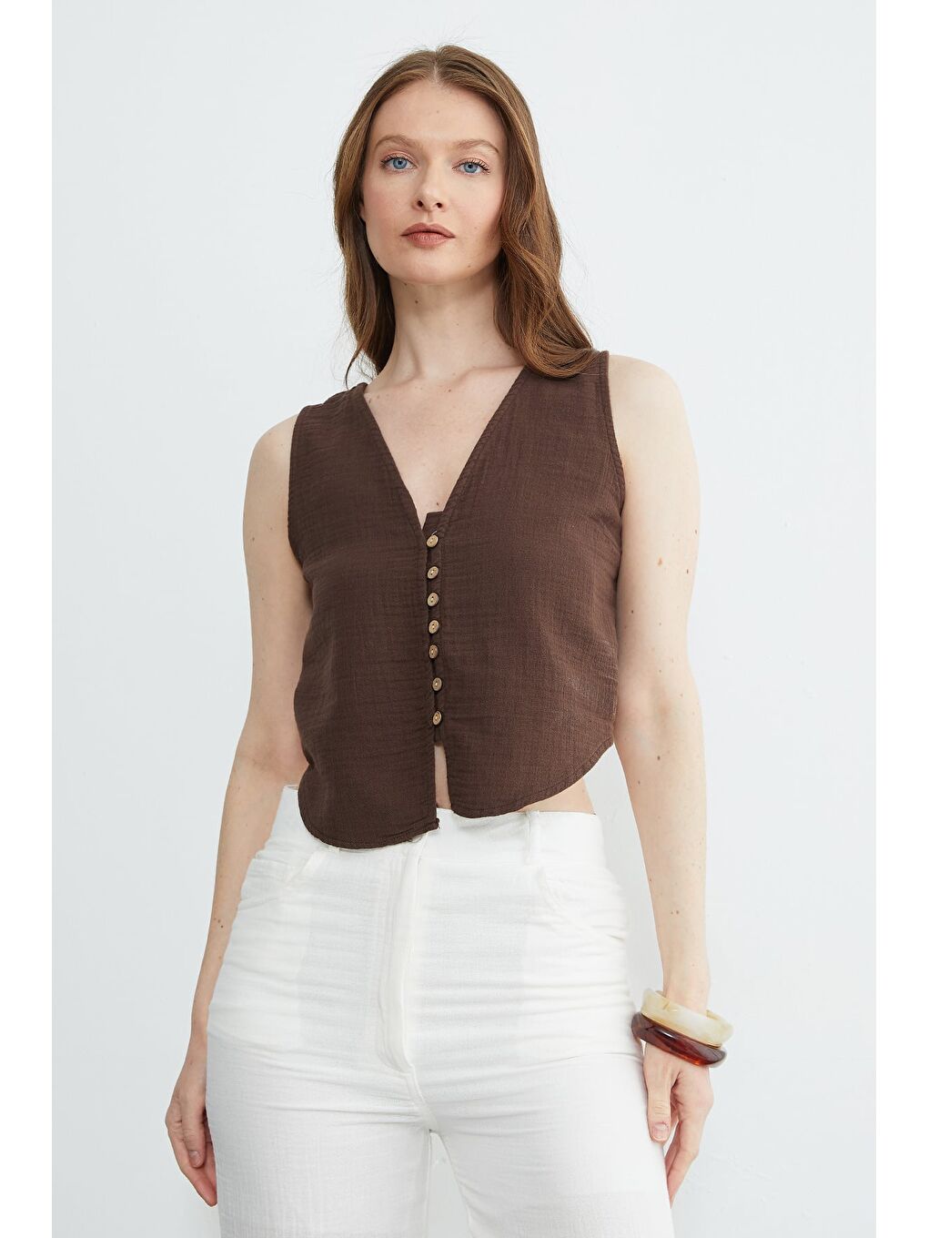 Kahverengi Düğmeli V Yaka Müslin Kumaş Yelek-1