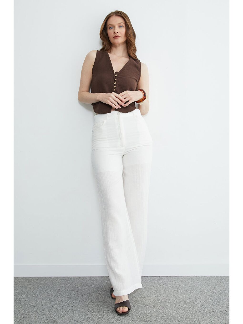 Kahverengi Düğmeli V Yaka Müslin Kumaş Yelek-2