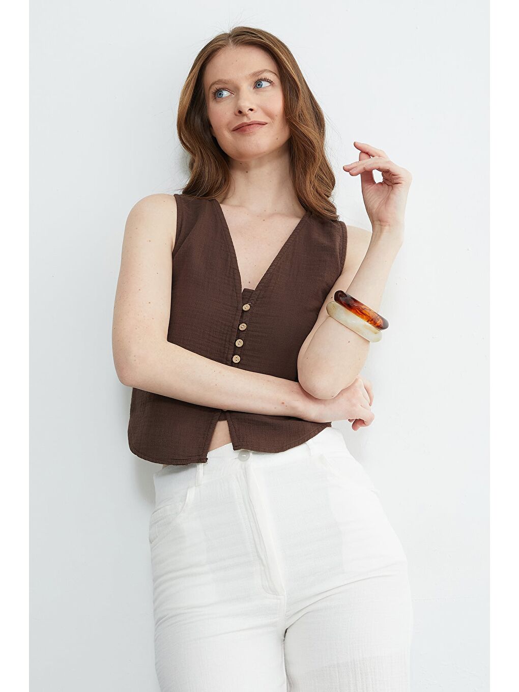 Kahverengi Düğmeli V Yaka Müslin Kumaş Yelek-3
