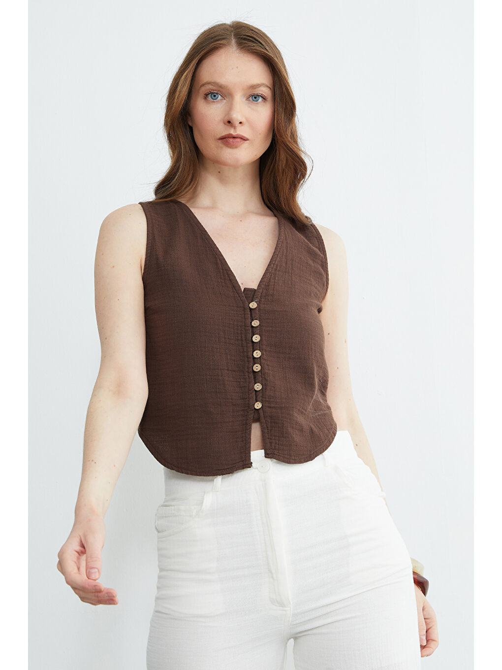 Kahverengi Düğmeli V Yaka Müslin Kumaş Yelek-4