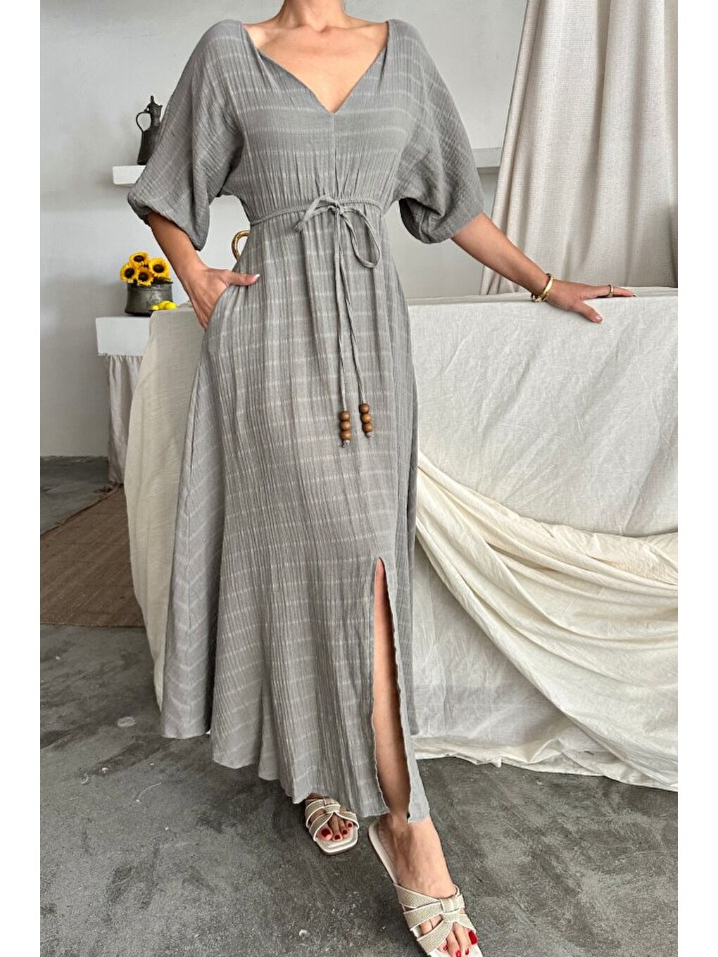 V YAKA BEL BONCUK BAĞLAMALI MÜSLİN ELBİSE YIRTMAÇ DETAYLI - Gri-1