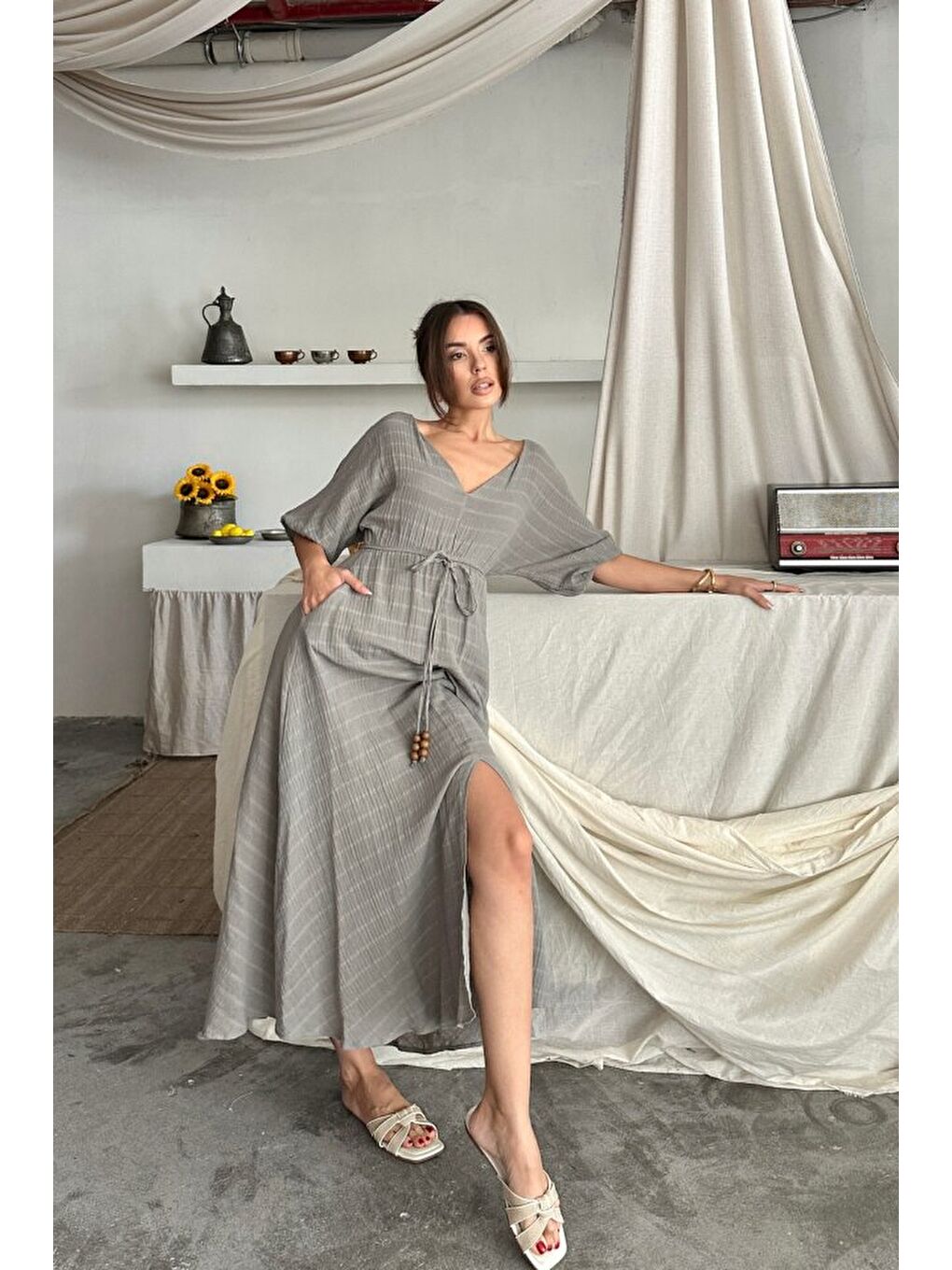 V YAKA BEL BONCUK BAĞLAMALI MÜSLİN ELBİSE YIRTMAÇ DETAYLI - Gri-2
