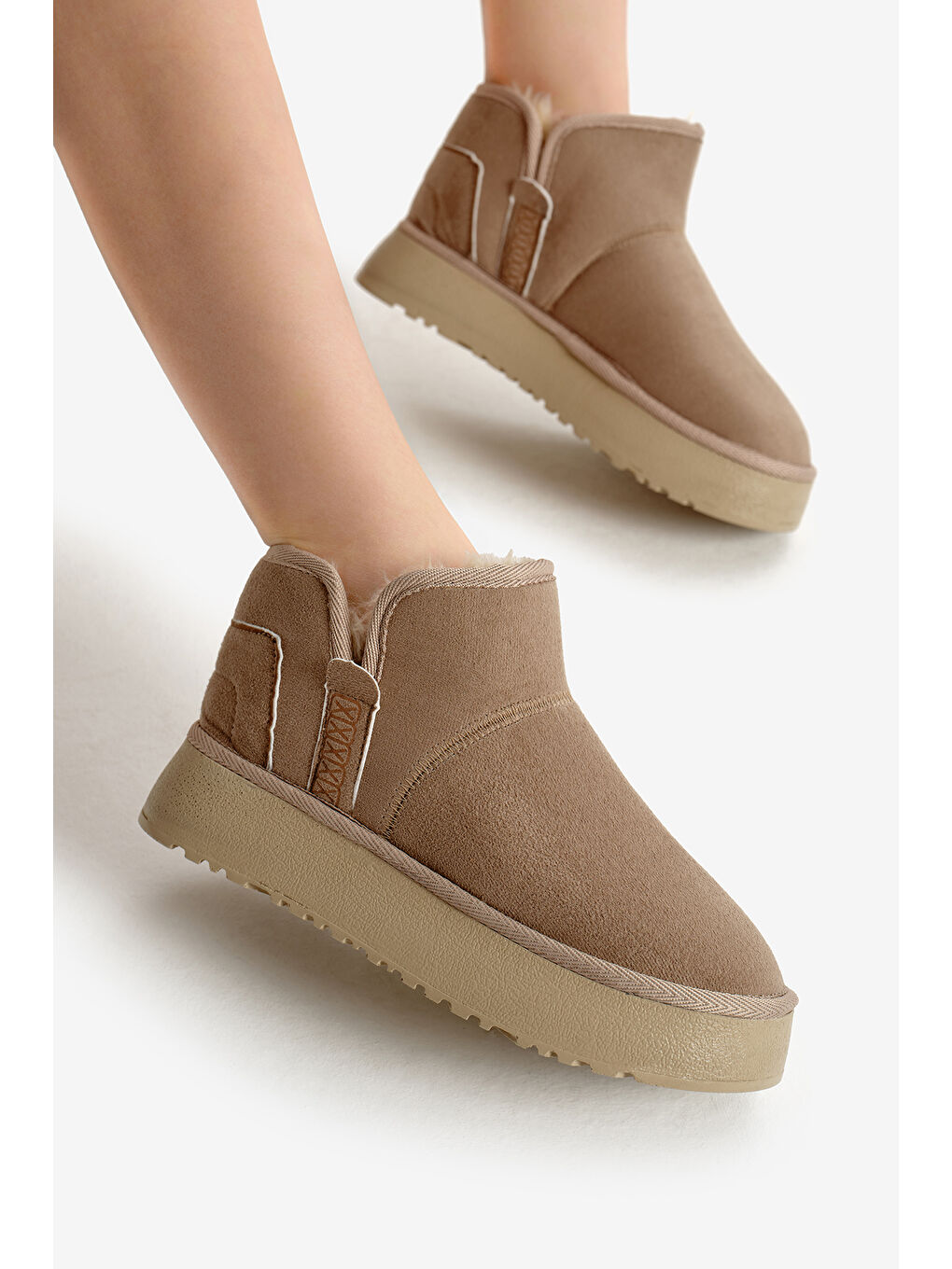 Bej Kadın Vizon Kalın Poli Taban Süet Görünümlü İçi Kürklü Günlük Kısa Bot-1