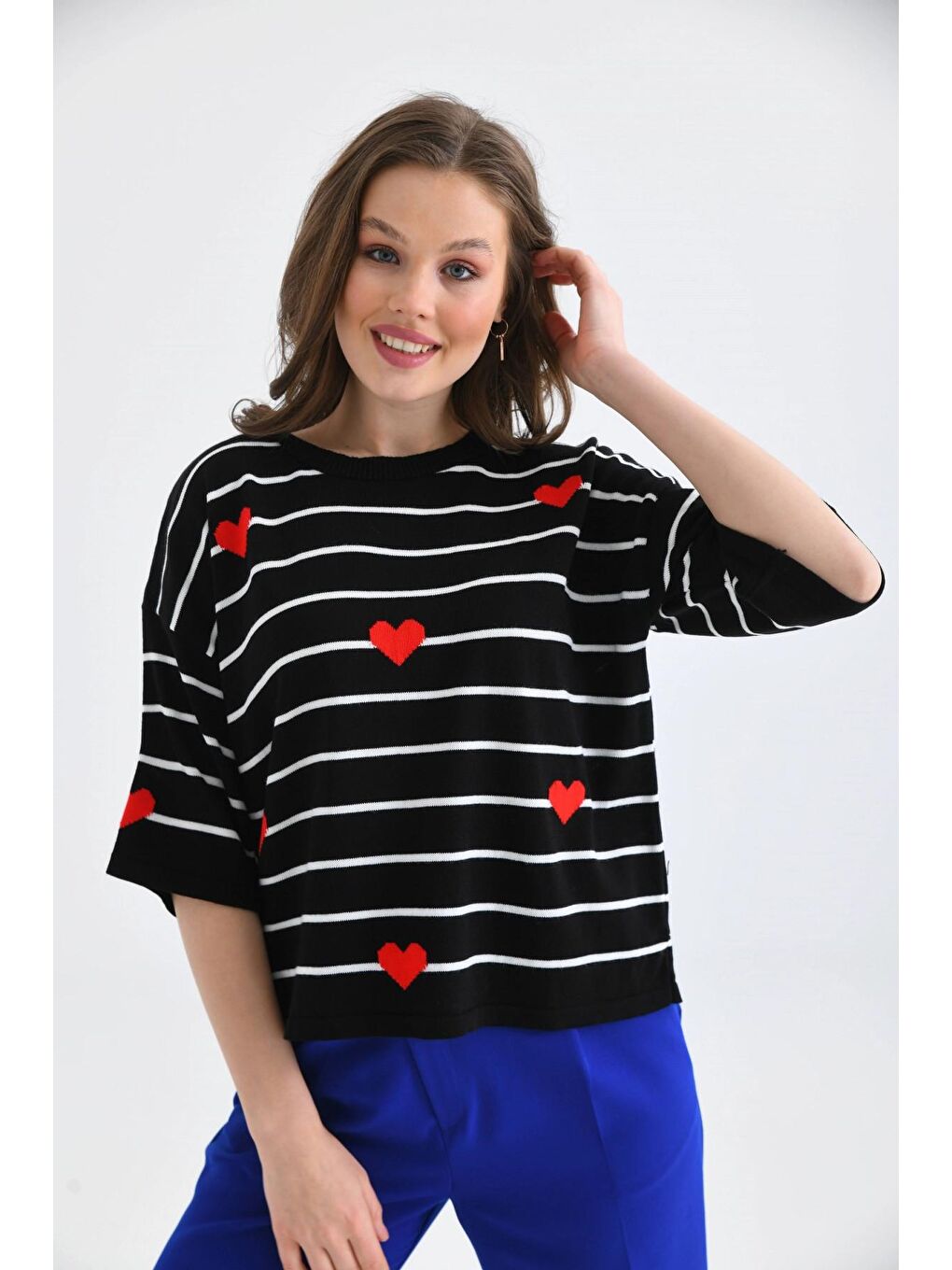 Kadın Oversize Çizgili Siyah Kalp Nakışlı Triko Bluz-4