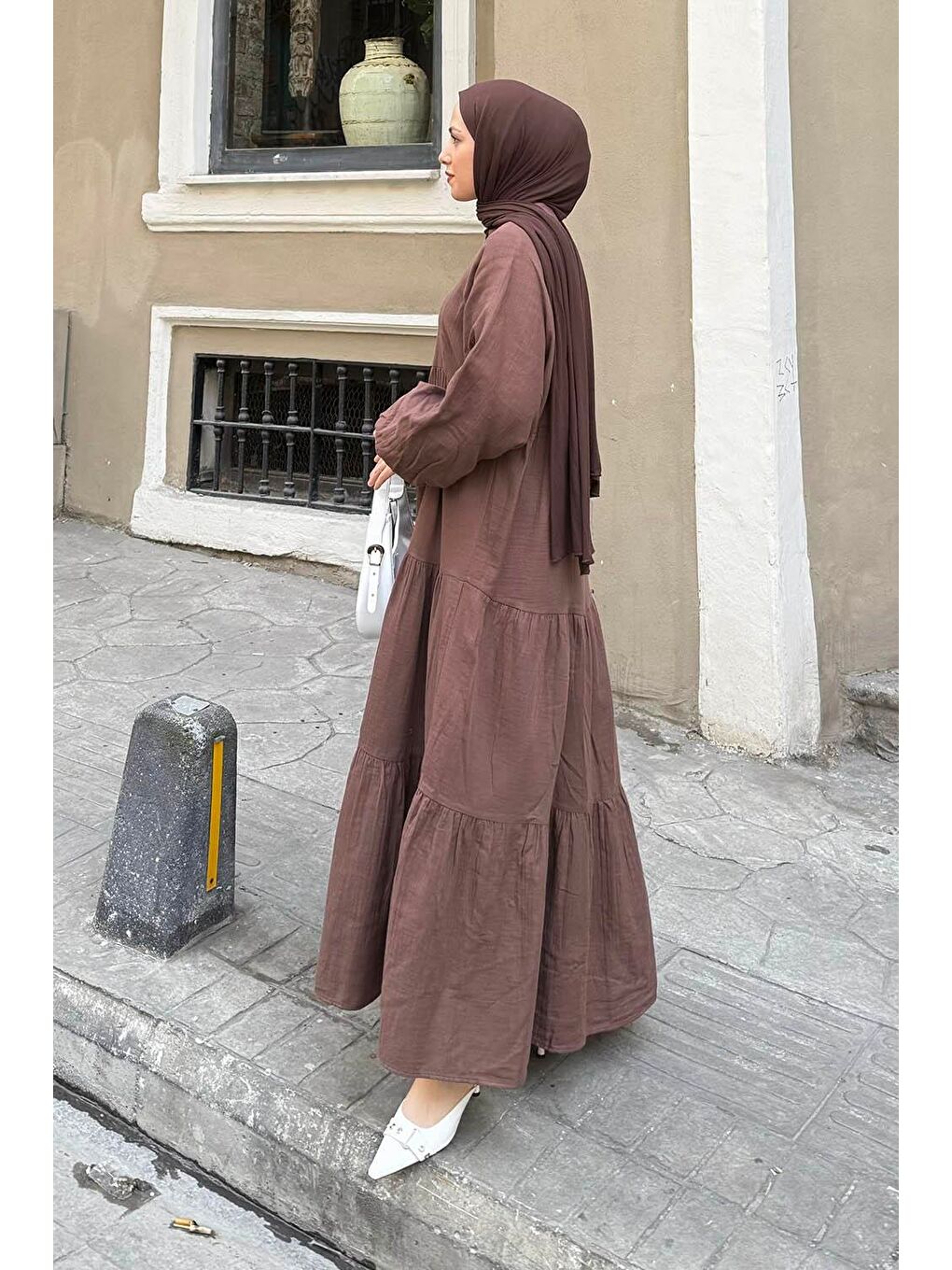 Ön Yarım Düğme Detaylı Müslin Kumaş Tesettür Elbise Kahverengi-1