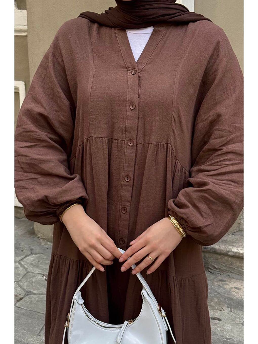 Ön Yarım Düğme Detaylı Müslin Kumaş Tesettür Elbise Kahverengi-2
