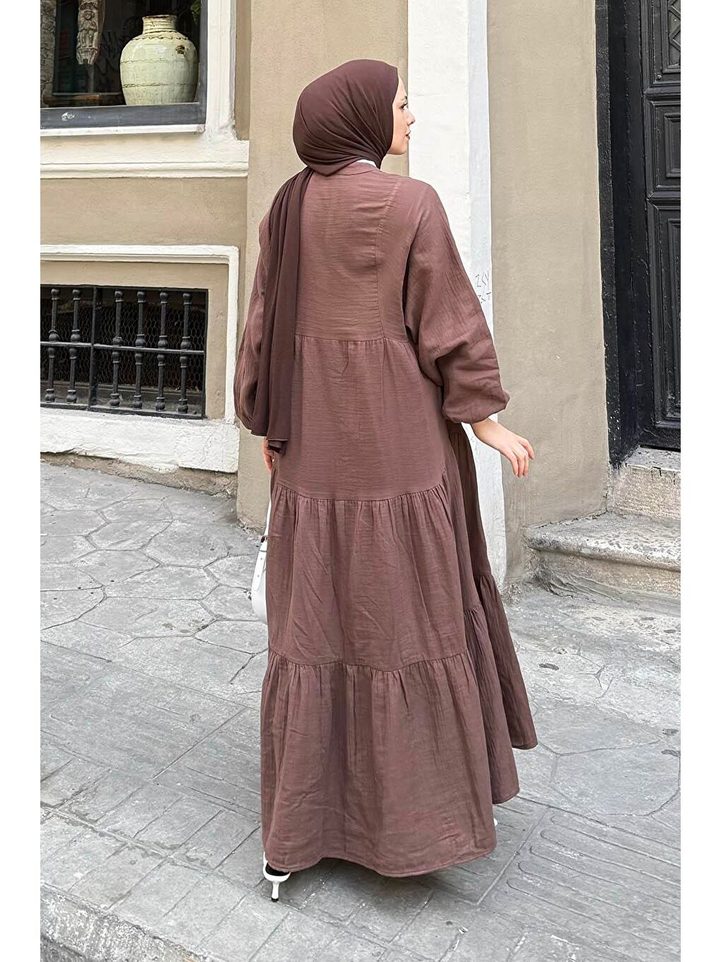 Ön Yarım Düğme Detaylı Müslin Kumaş Tesettür Elbise Kahverengi-3