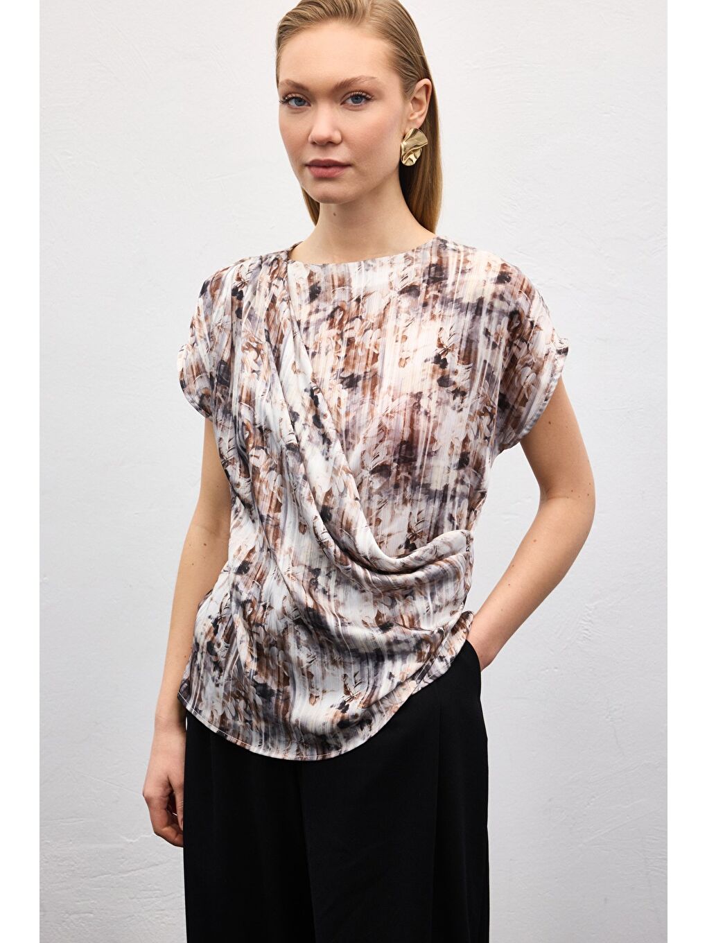 Kahverengi Pileli Kolsuz Bluz - Kahve-1