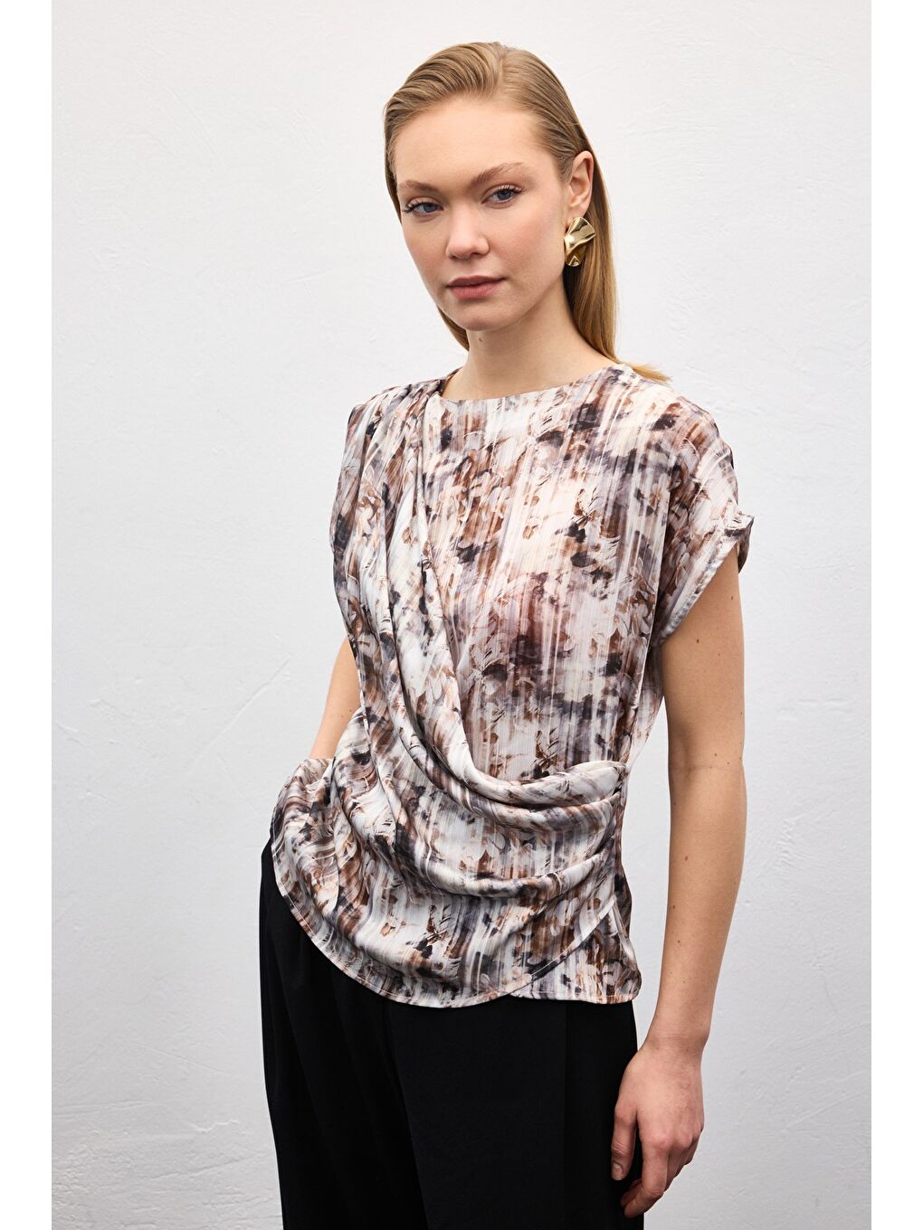 Kahverengi Pileli Kolsuz Bluz - Kahve-2