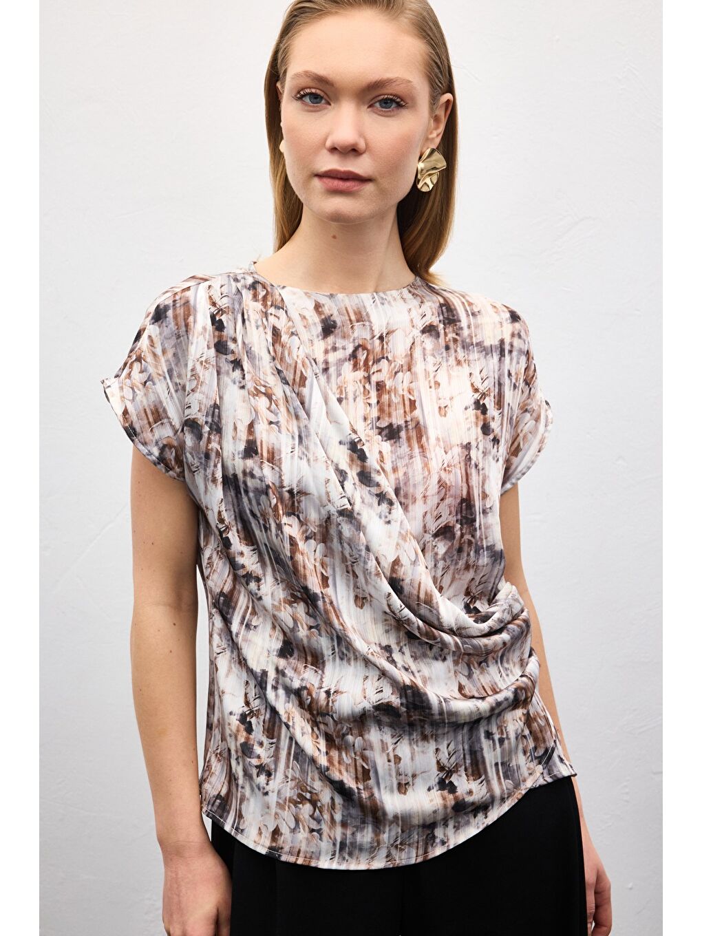 Kahverengi Pileli Kolsuz Bluz - Kahve-3