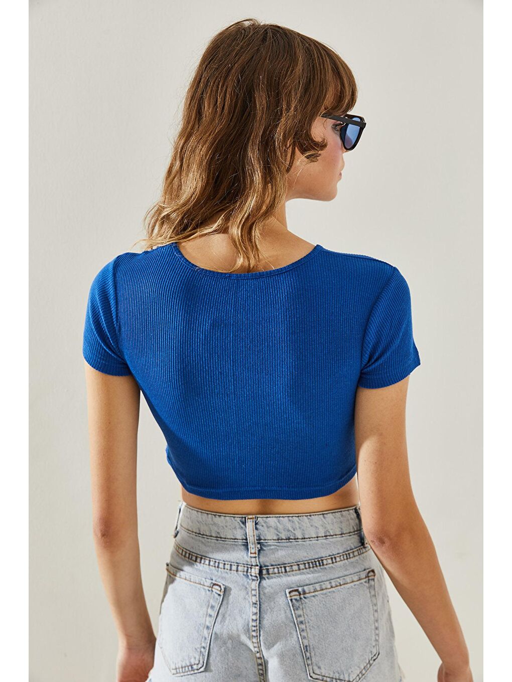 SHADE Saks Kadın Yaka Detaylı Kısa Kollu Basic Crop  T-Shirt - 5