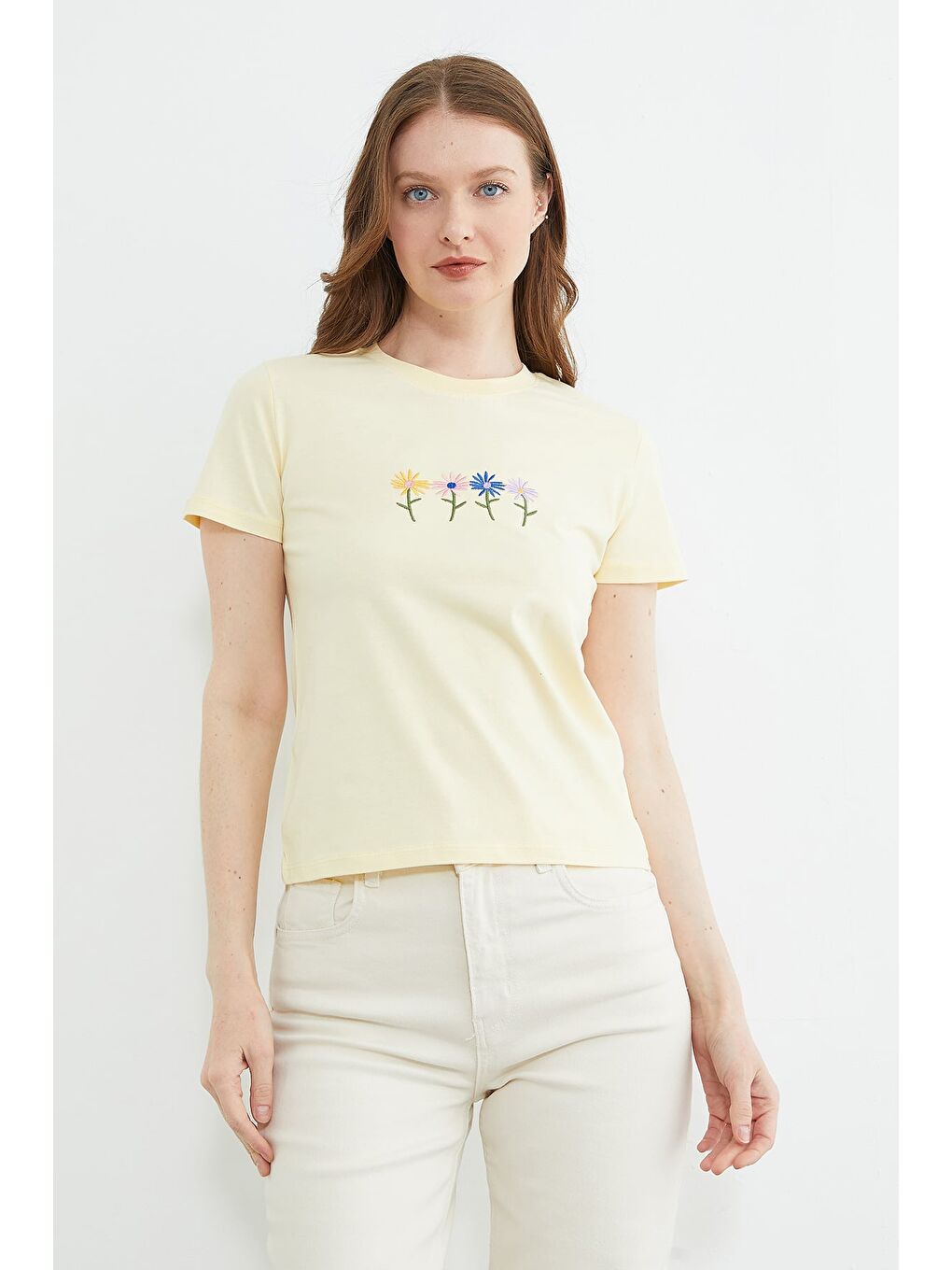 Sarı Çiçek Nakışlı Bisiklet Yaka Tişört-2