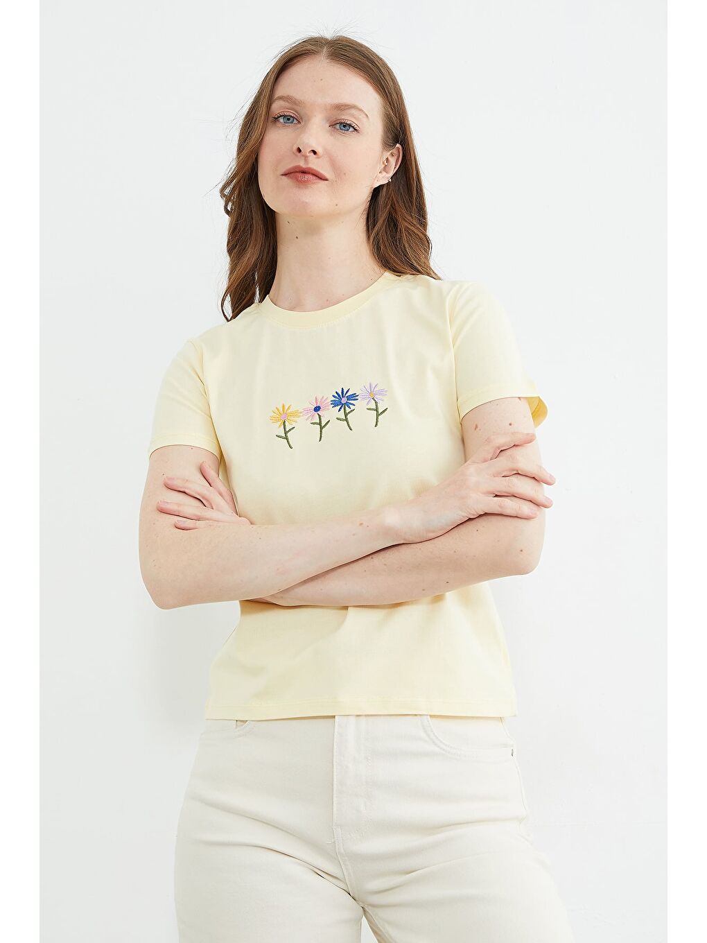 Sarı Çiçek Nakışlı Bisiklet Yaka Tişört-3