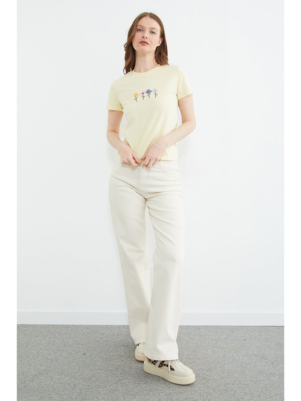 Sarı Çiçek Nakışlı Bisiklet Yaka Tişört-4