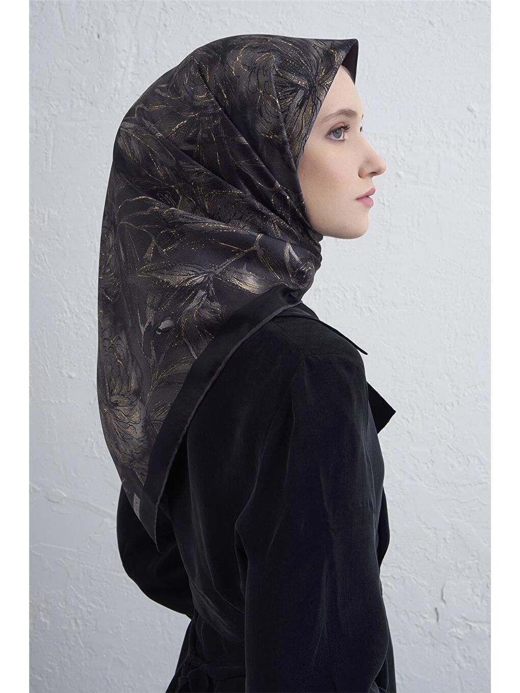 Siyah Çiçek Desenli Saf İpek Twill Eşarp 9409D 85-1