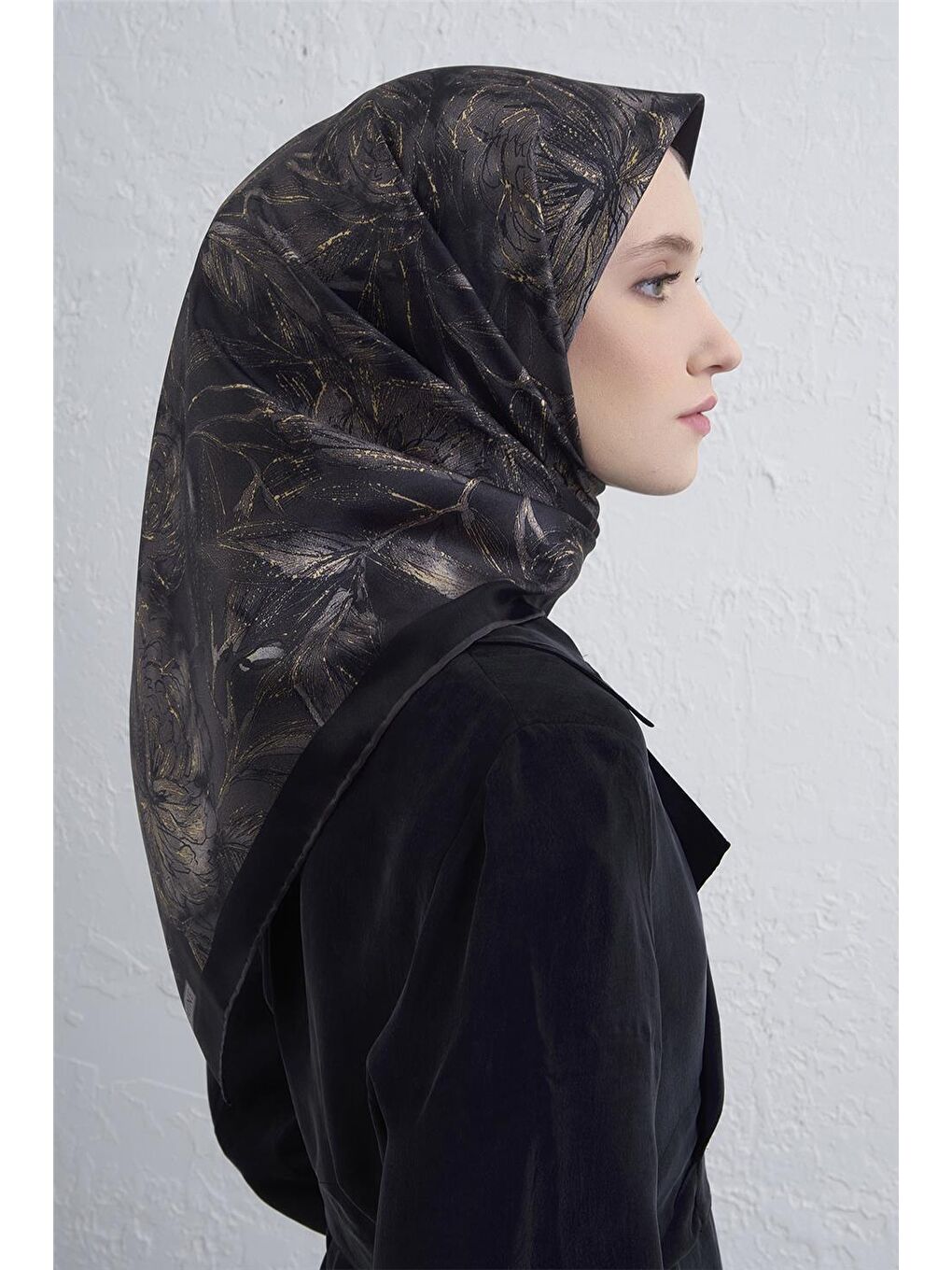 Siyah Çiçek Desenli Saf İpek Twill Eşarp 9409D 85-2