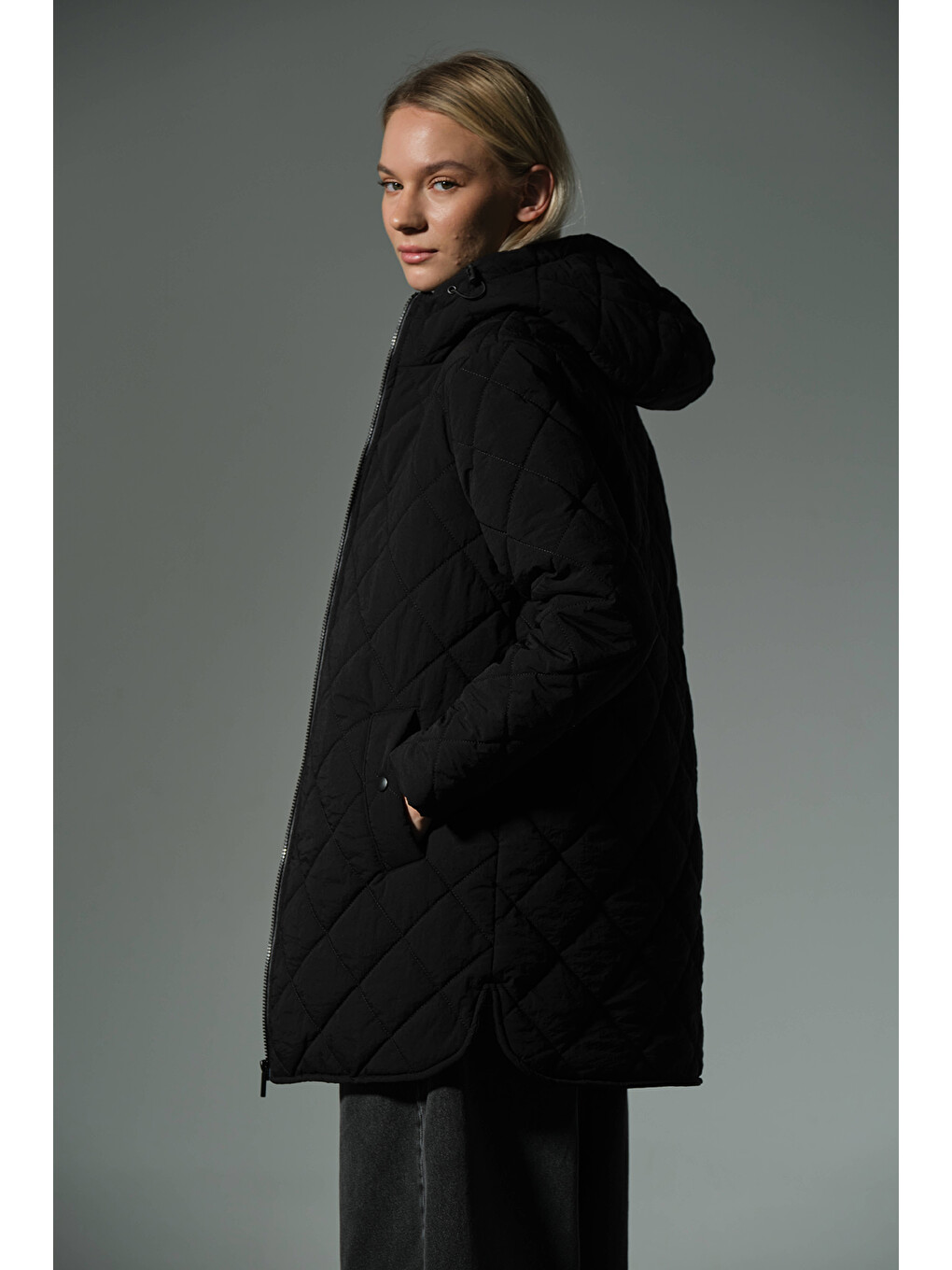 Siyah Su İticili Baklava Desen Kapitone Kapüşonlu Fermuarlı Cepli Kadın Mont @stokholm