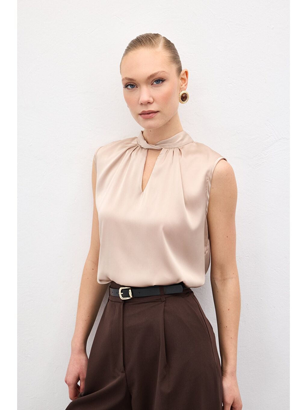 Yaka Detaylı Saten Bluz - Bej