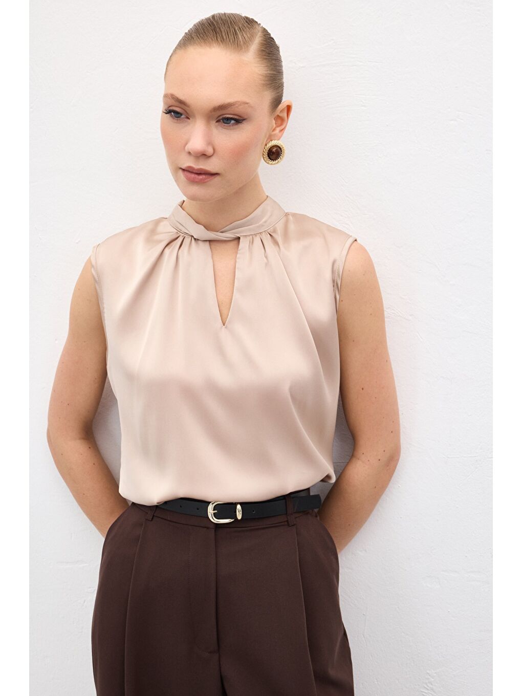 Yaka Detaylı Saten Bluz - Bej-1