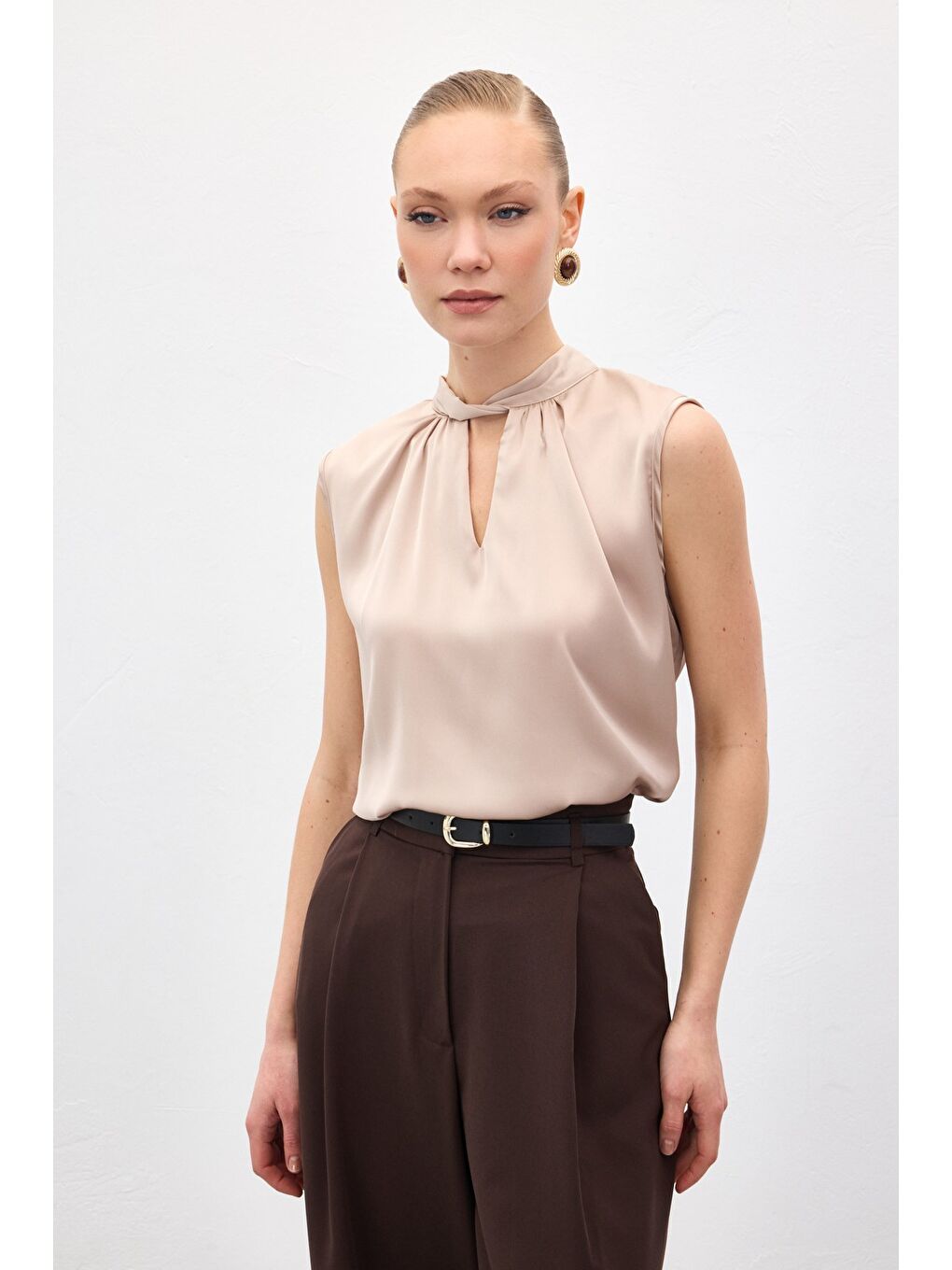 Yaka Detaylı Saten Bluz - Bej-3