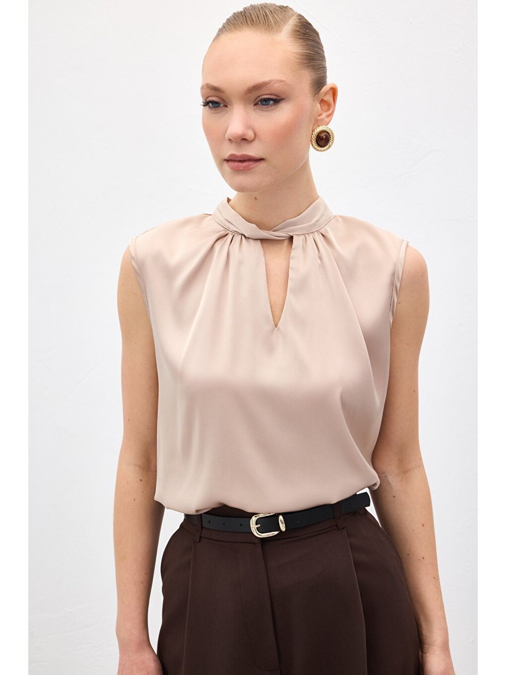 Yaka Detaylı Saten Bluz - Bej-4