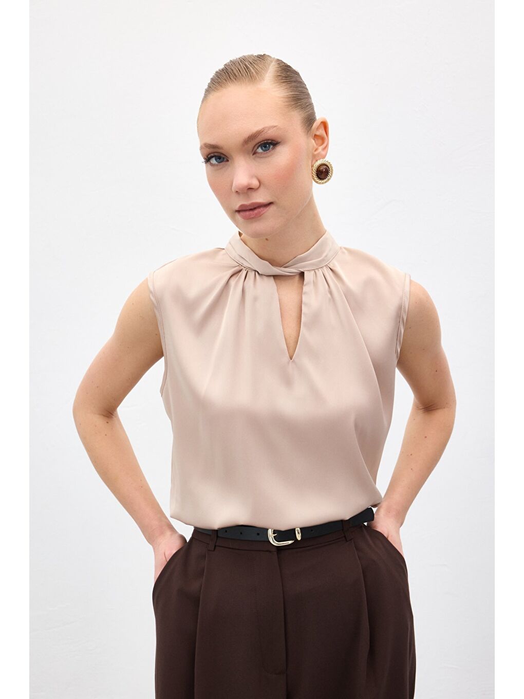 Yaka Detaylı Saten Bluz - Bej-5