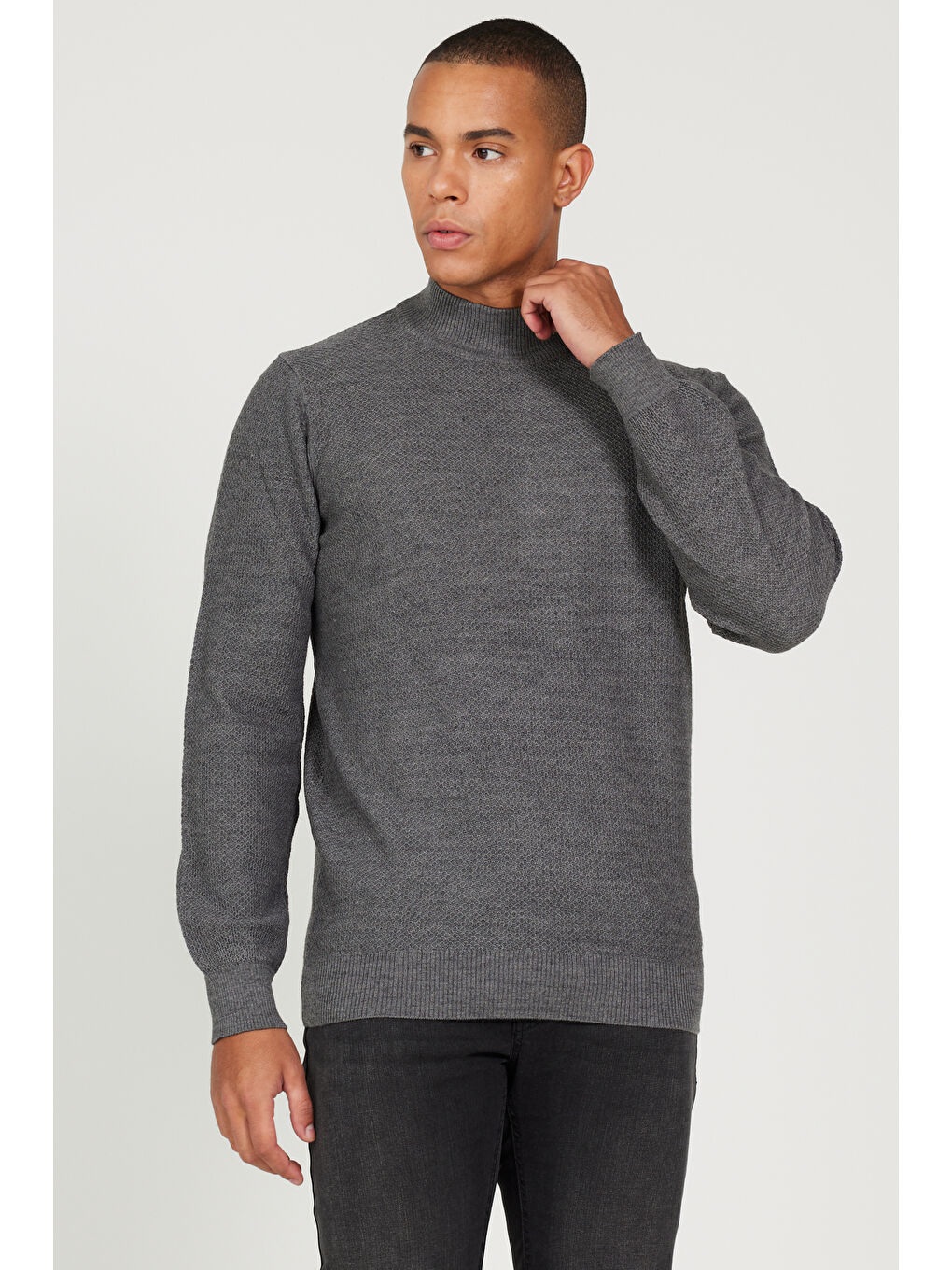 Erkek Gri Standart Fit Normal Kesim Yarım Balıkçı Yaka Jakarlı Triko Kazak-2