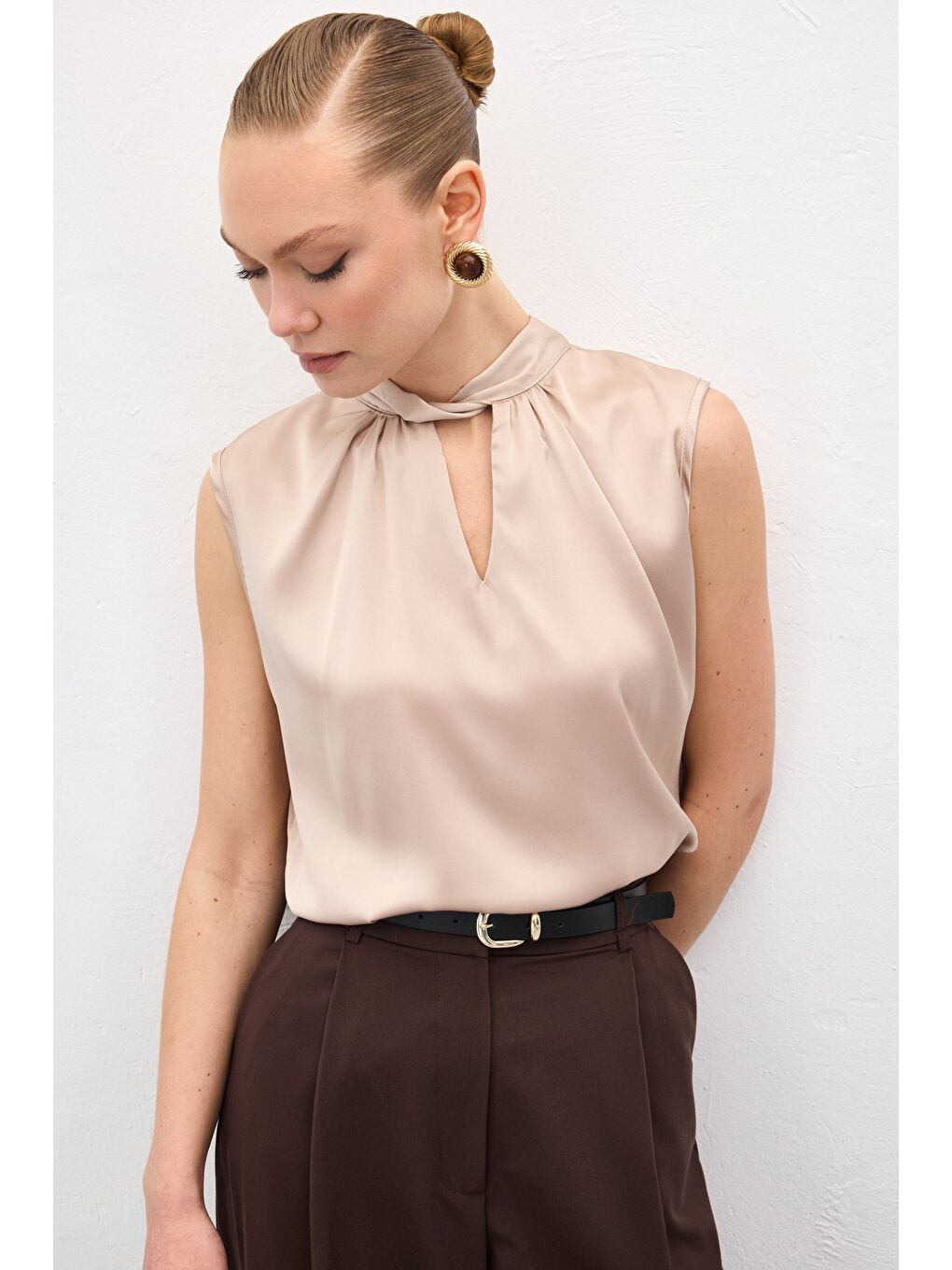 Yaka Detaylı Saten Bluz - Bej-6