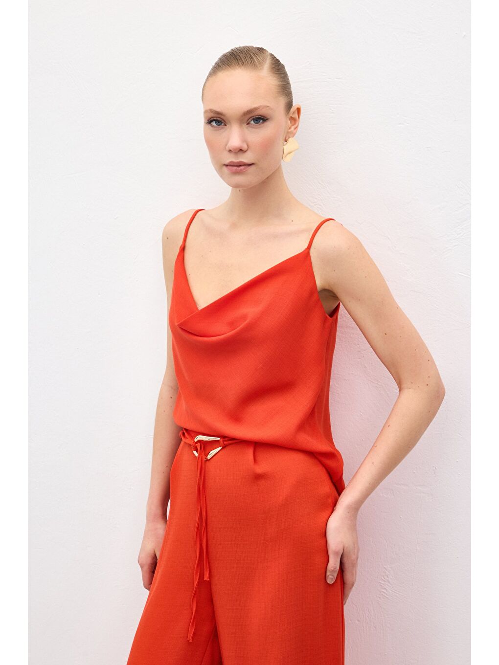 Turuncu Degaje Yaka Dökümlü Bluz - Oranj-1