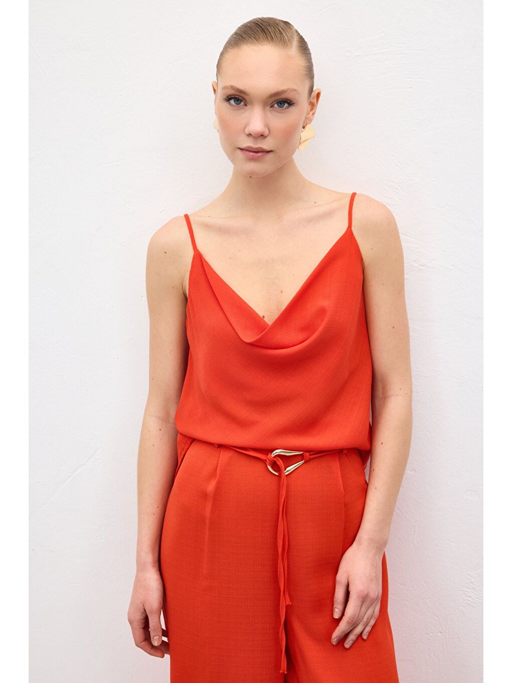 Turuncu Degaje Yaka Dökümlü Bluz - Oranj-2