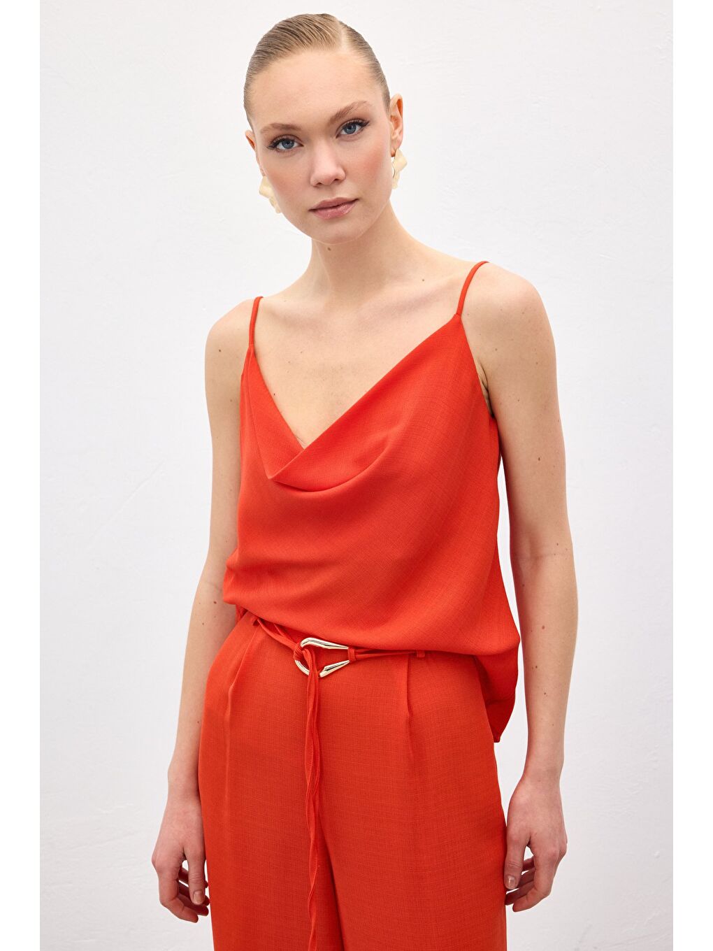 Turuncu Degaje Yaka Dökümlü Bluz - Oranj-3