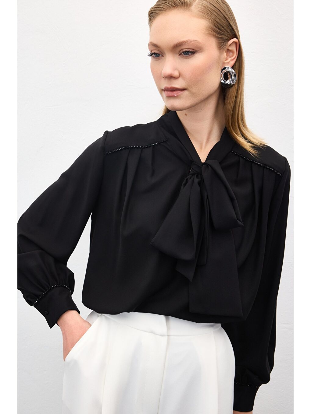 Aksesuar Detaylı Fularlı Bluz - Siyah-1