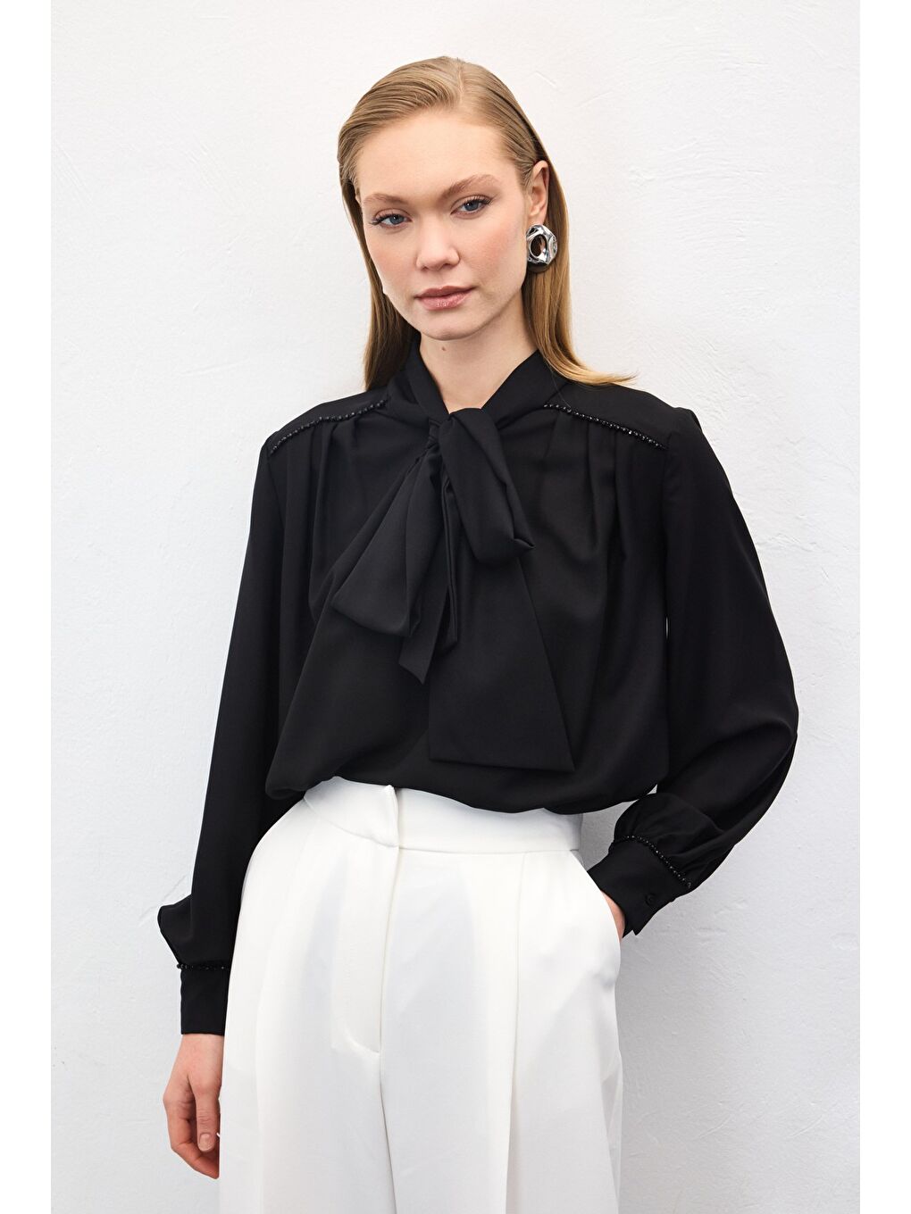 Aksesuar Detaylı Fularlı Bluz - Siyah-2