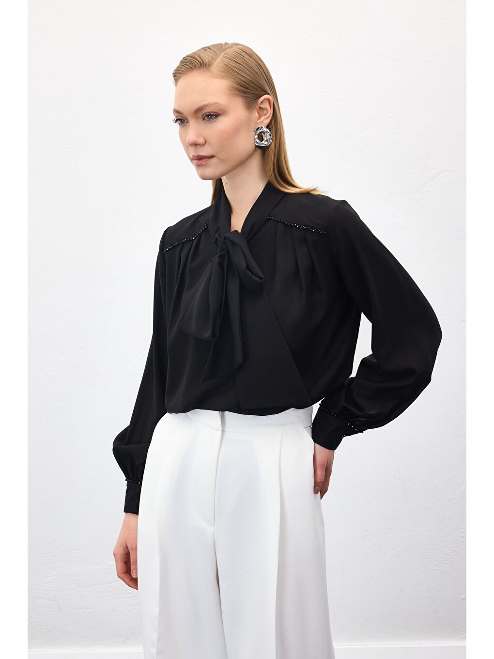 Aksesuar Detaylı Fularlı Bluz - Siyah-3