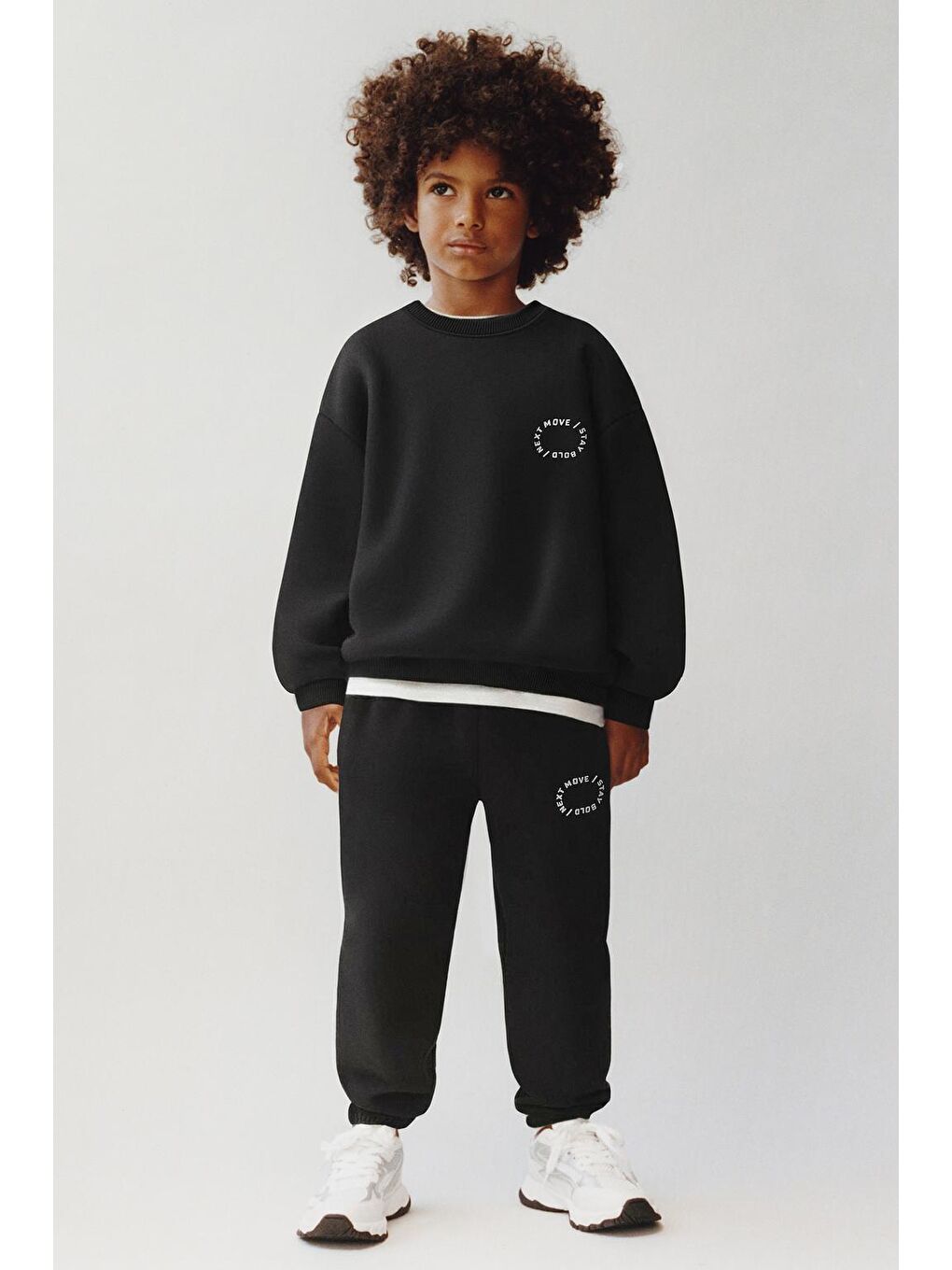 Erkek Çocuk Pamuklu Siyah Minimal Baskılı Eşofman Takımı – Rahat Kesim