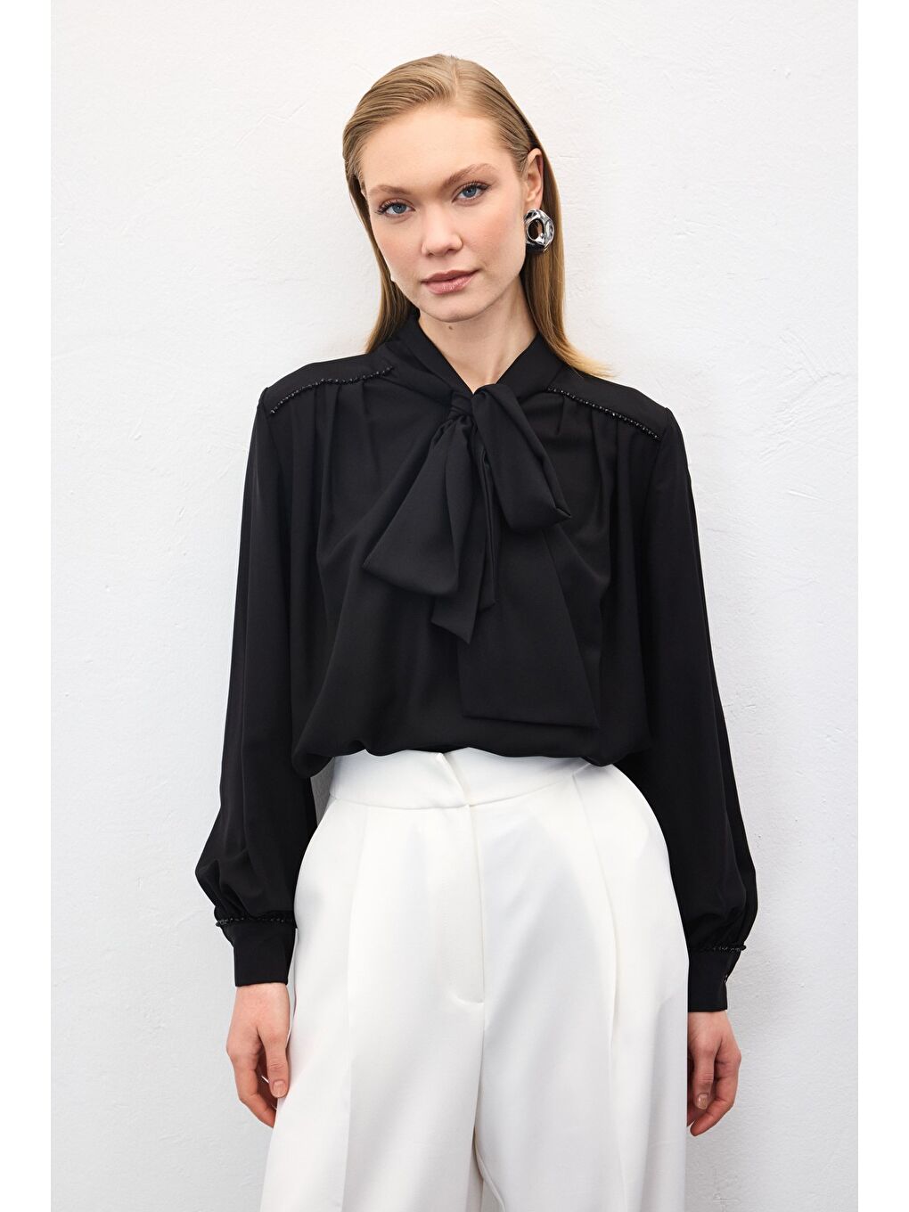 Aksesuar Detaylı Fularlı Bluz - Siyah-4