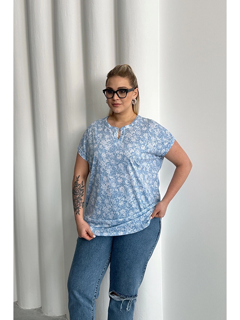 Mavi Büyük Beden Kısa Kollu Çentik V Yaka Desenli Bluz 97-79-3