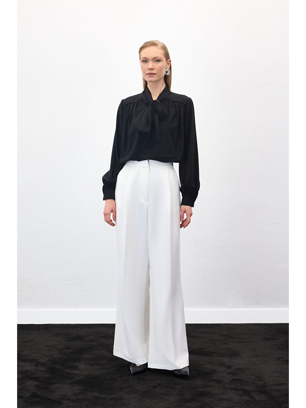 Aksesuar Detaylı Fularlı Bluz - Siyah-5