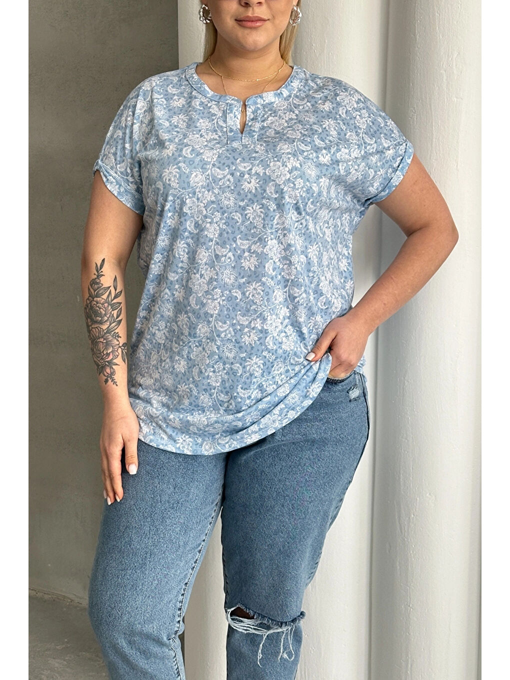 Mavi Büyük Beden Kısa Kollu Çentik V Yaka Desenli Bluz 97-79-4