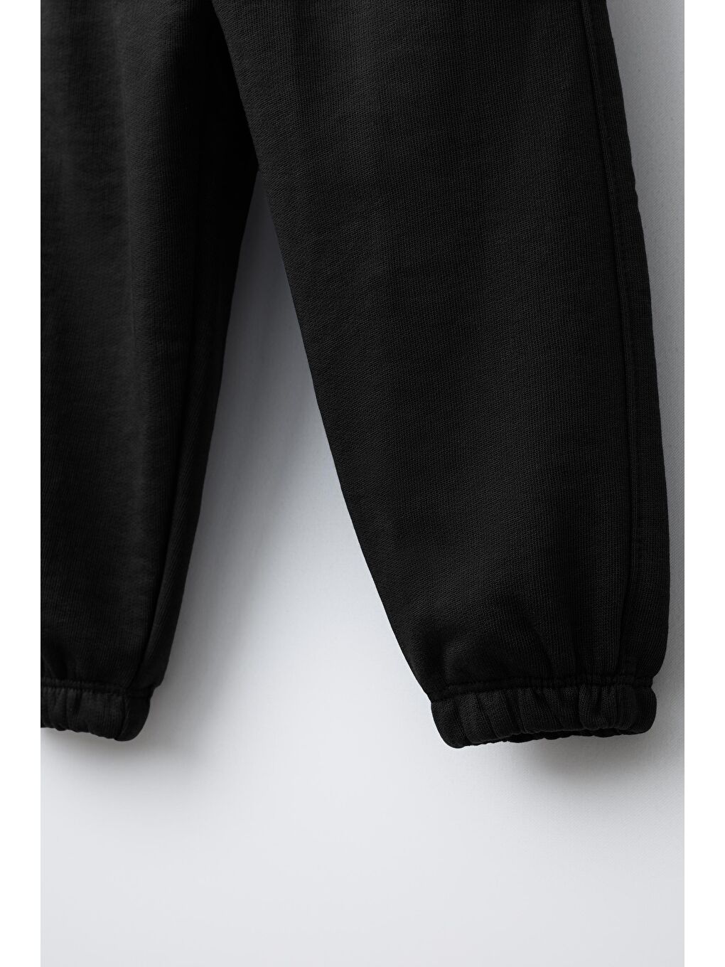 Erkek Çocuk Pamuklu Siyah Minimal Baskılı Eşofman Takımı – Rahat Kesim-8